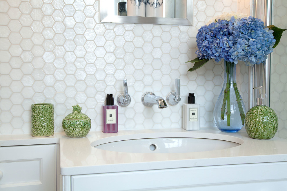 Idée de décoration pour une salle de bain tradition de taille moyenne avec un carrelage blanc et mosaïque.