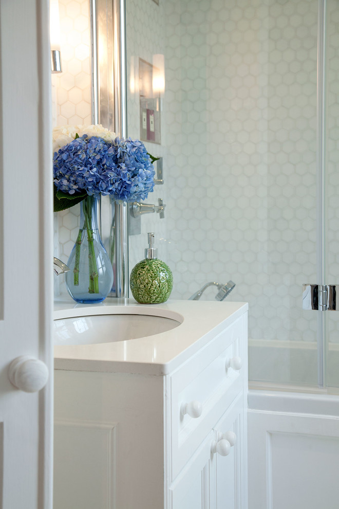 Пример оригинального дизайна: ванная комната среднего размера в стиле неоклассика (современная классика) с белой плиткой и плиткой мозаикой