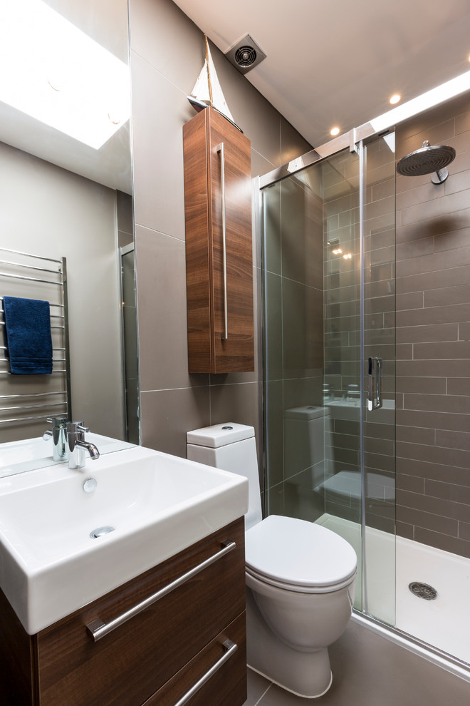 На фото: ванная комната в современном стиле с душем в нише и серой плиткой