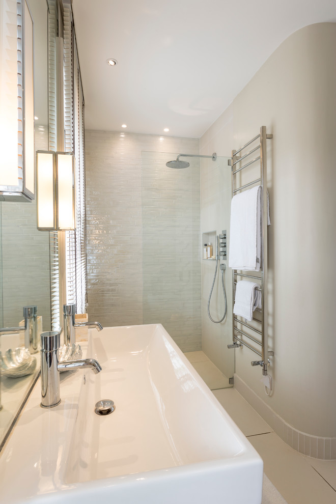 Esempio di una stanza da bagno bohémian con lavabo rettangolare, piastrelle grigie, piastrelle di vetro, pareti grigie e doccia a filo pavimento
