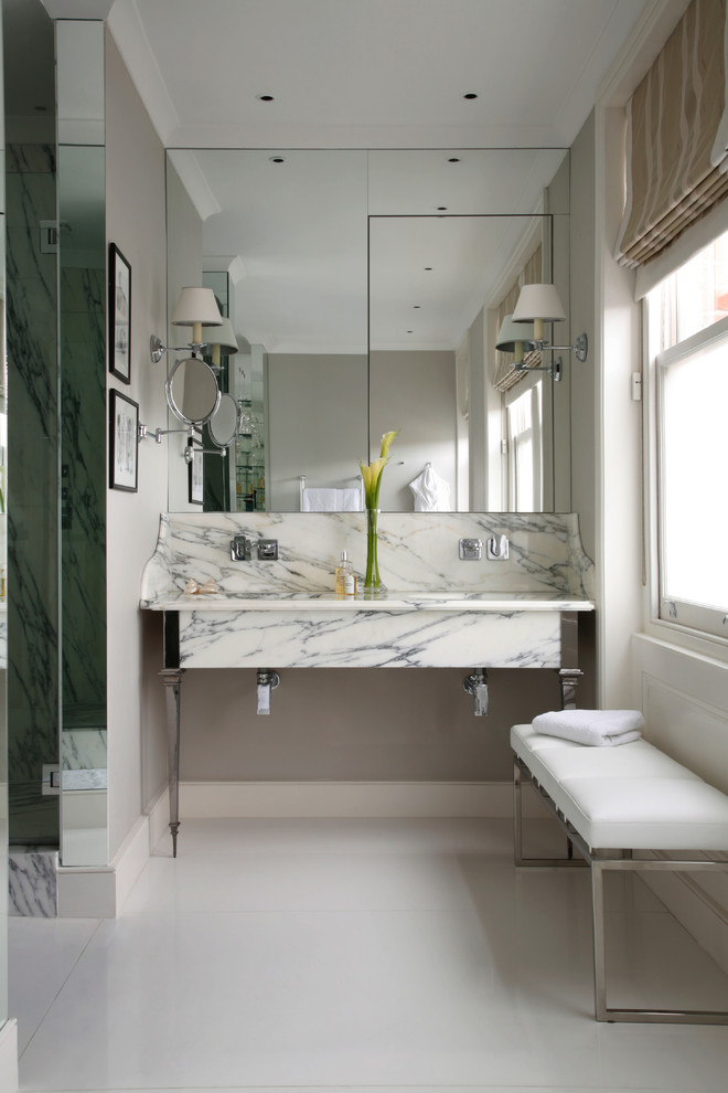 Пример оригинального дизайна: ванная комната в стиле неоклассика (современная классика) с раковиной с несколькими смесителями, мраморной столешницей и мраморной плиткой