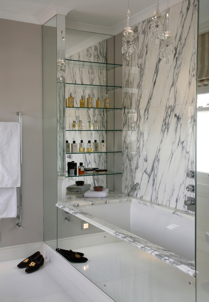 Пример оригинального дизайна: ванная комната в современном стиле с полновстраиваемой ванной, серыми стенами, белой плиткой и мраморной плиткой