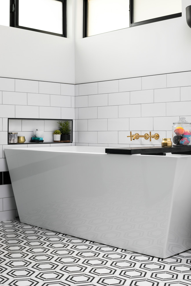 Industrial Badezimmer En Suite mit japanischer Badewanne, weißen Fliesen, Keramikfliesen, weißer Wandfarbe, Keramikboden, buntem Boden und weißer Waschtischplatte in Phoenix