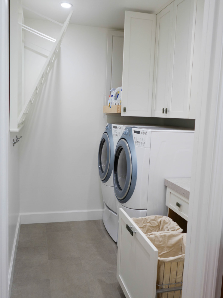 Foto de lavadero exótico de tamaño medio con armarios estilo shaker, puertas de armario marrones, paredes blancas, suelo de baldosas de porcelana y suelo beige