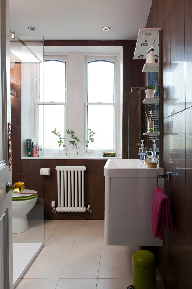 На фото: ванная комната в стиле фьюжн с коричневой плиткой и бежевым полом