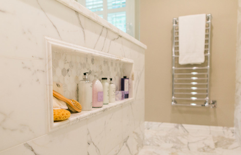Inspiration för stora klassiska en-suite badrum, med ett fristående badkar, en öppen dusch, vit kakel, stenkakel, grå väggar, marmorgolv, skåp i shakerstil, grå skåp, en toalettstol med separat cisternkåpa, ett undermonterad handfat och marmorbänkskiva