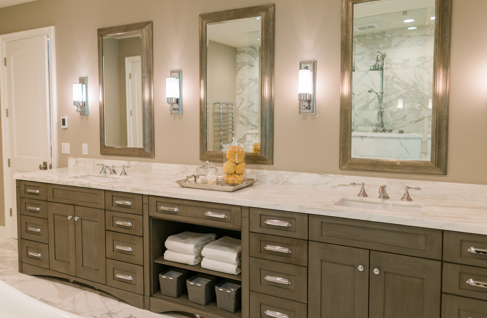 Exempel på ett stort klassiskt en-suite badrum, med skåp i shakerstil, grå skåp, ett fristående badkar, en öppen dusch, vit kakel, stenkakel, grå väggar, marmorgolv, ett undermonterad handfat, marmorbänkskiva och en toalettstol med separat cisternkåpa
