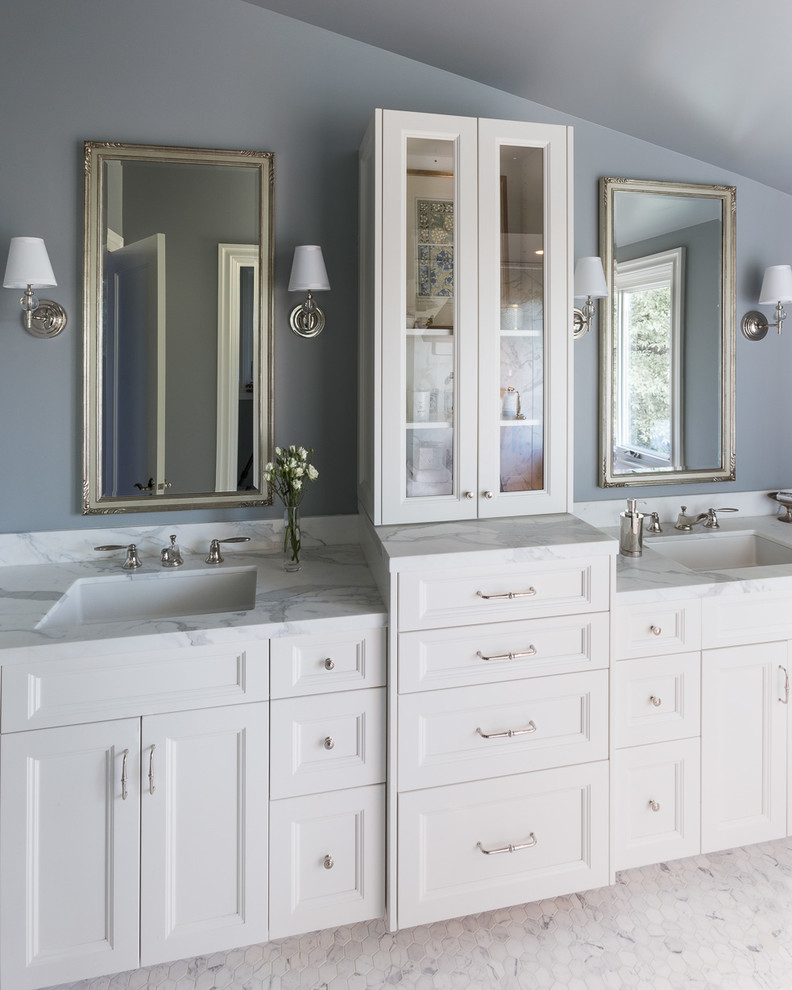 На фото: ванная комната в классическом стиле с синими стенами