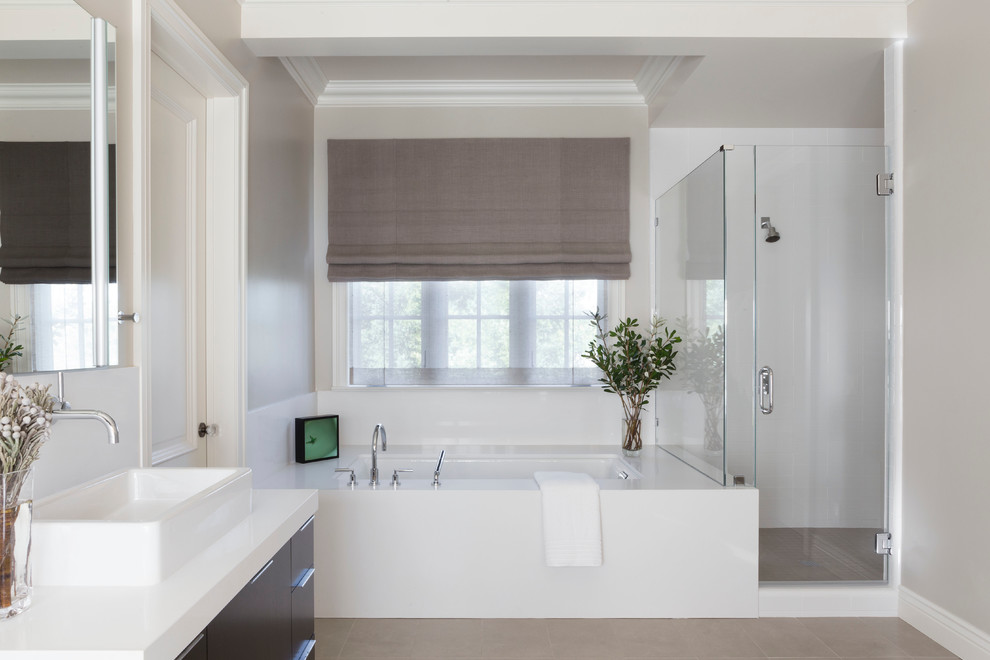 На фото: главная ванная комната в стиле неоклассика (современная классика) с настольной раковиной, угловым душем, бежевыми стенами и полновстраиваемой ванной