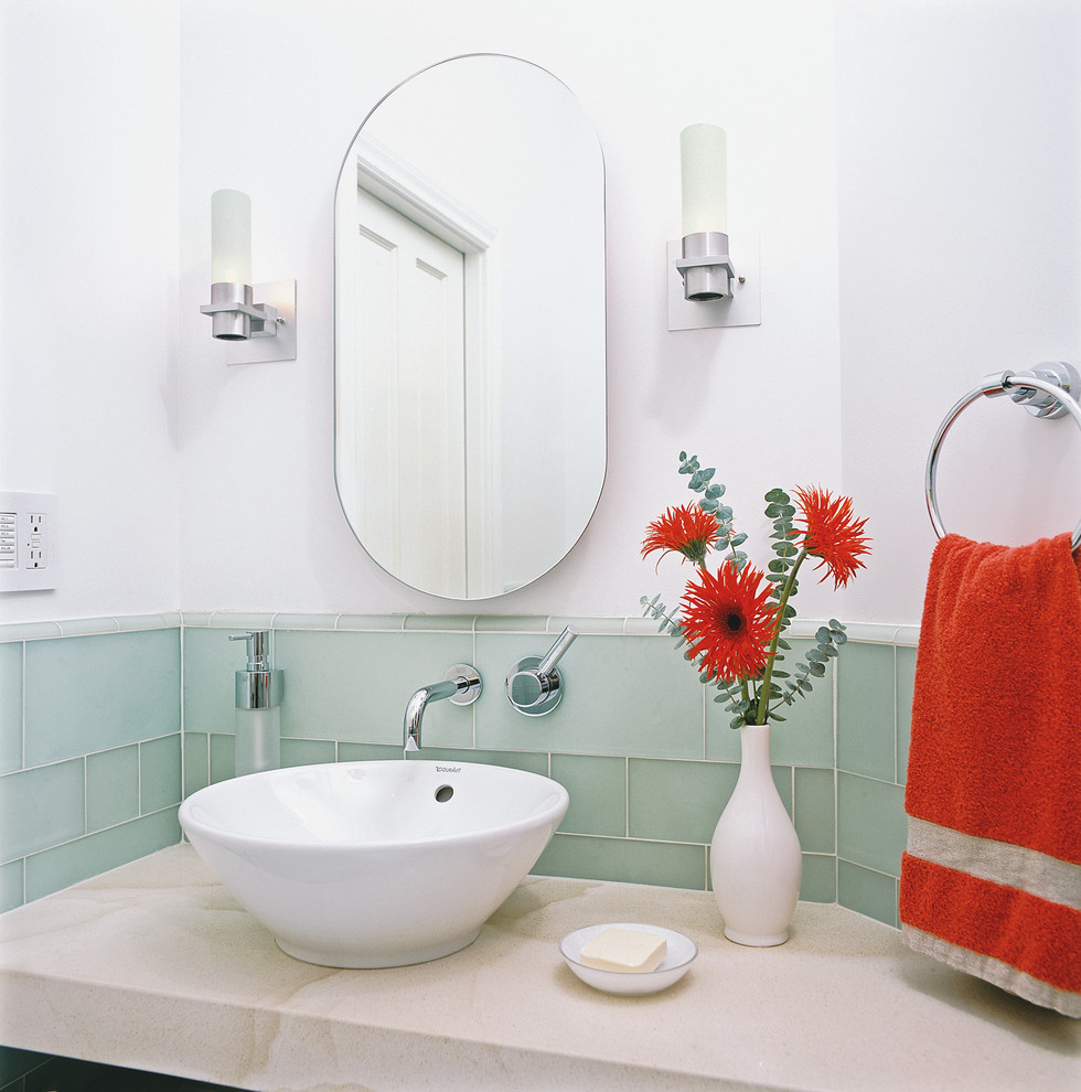 Источник вдохновения для домашнего уюта: ванная комната в современном стиле с стеклянной плиткой и настольной раковиной