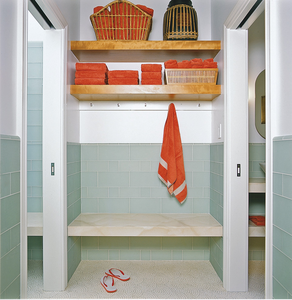 Immagine di una stanza da bagno design con piastrelle a mosaico e pavimento con piastrelle a mosaico