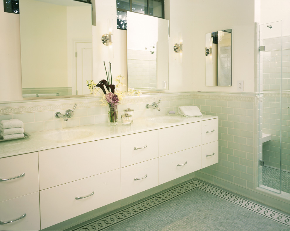 Ispirazione per una stanza da bagno design con piastrelle a mosaico