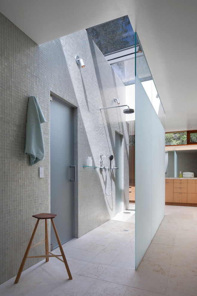 На фото: ванная комната в современном стиле с плоскими фасадами, фасадами цвета дерева среднего тона, открытым душем, серой плиткой и открытым душем