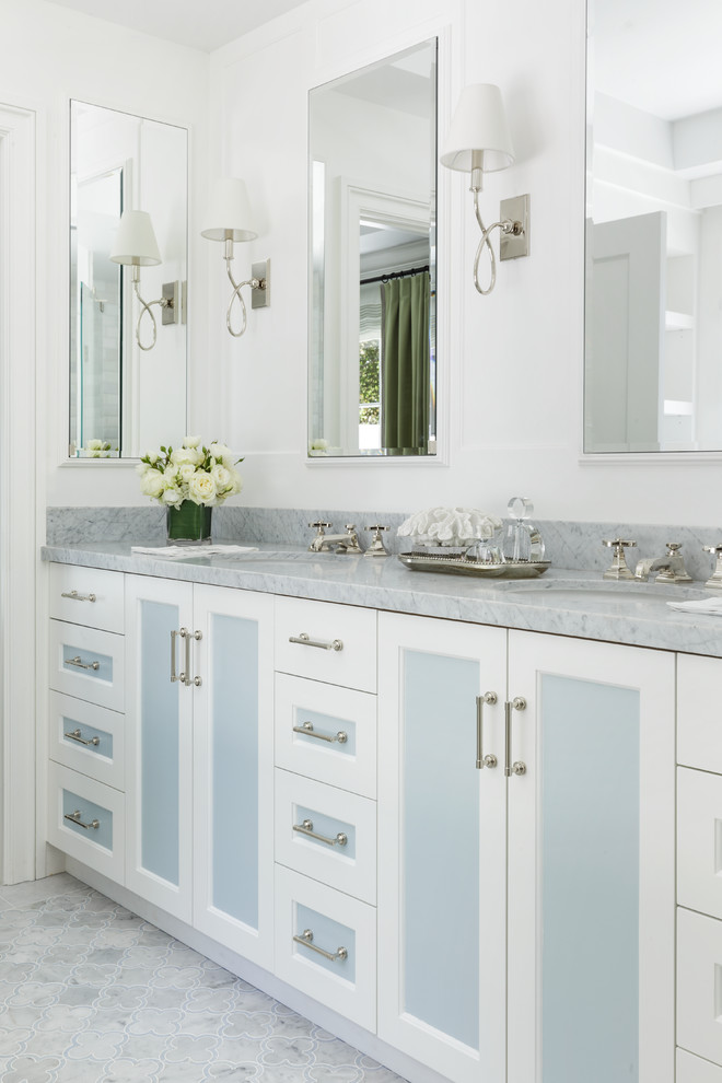 Foto di una stanza da bagno padronale tradizionale con ante con riquadro incassato, pareti bianche, lavabo sottopiano, pavimento grigio, top grigio e top in marmo
