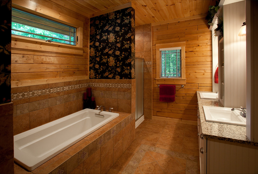 Réalisation d'une douche en alcôve chalet avec un lavabo posé, un placard à porte affleurante, des portes de placard blanches, un plan de toilette en granite, une baignoire posée et un carrelage beige.