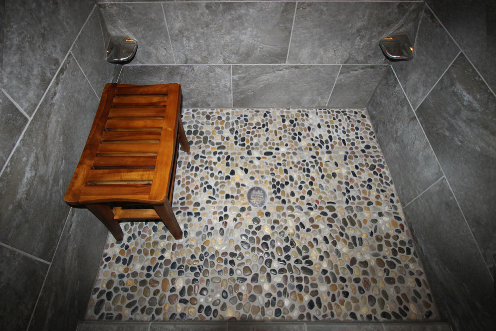 Imagen de cuarto de baño actual de tamaño medio