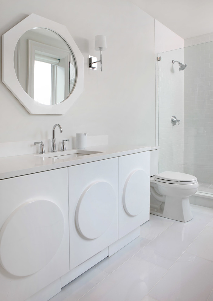 Inspiration för moderna badrum, med vita skåp