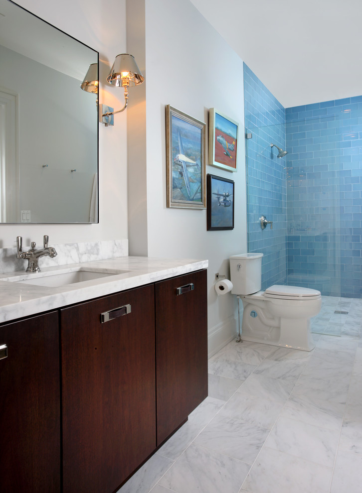 シカゴにあるコンテンポラリースタイルのおしゃれな浴室 (アンダーカウンター洗面器、フラットパネル扉のキャビネット、濃色木目調キャビネット、オープン型シャワー、白いタイル、オープンシャワー、白い洗面カウンター) の写真
