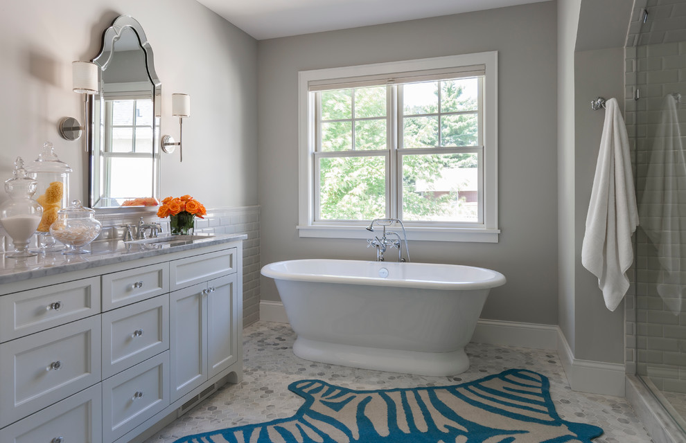 Идея дизайна: ванная комната в классическом стиле с отдельно стоящей ванной, плиткой кабанчик и окном