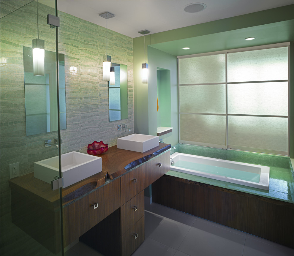 Стильный дизайн: ванная комната в современном стиле с настольной раковиной - последний тренд