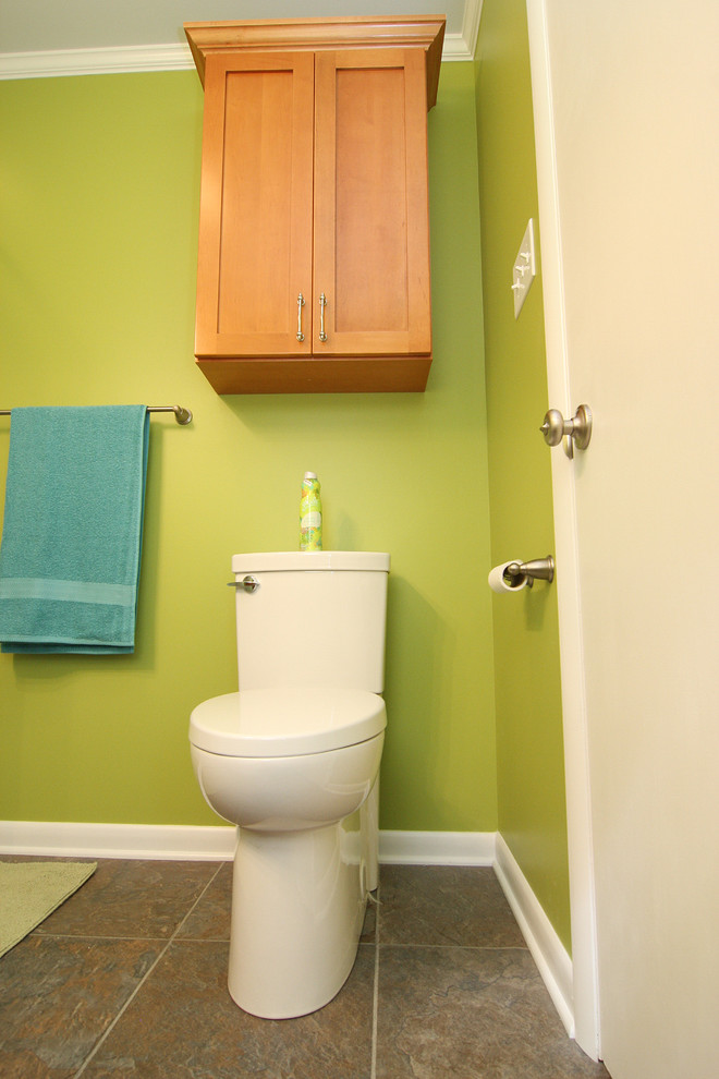 Foto di un piccolo bagno di servizio classico con lavabo integrato, ante lisce, ante in legno scuro, top in marmo, WC a due pezzi e pareti verdi