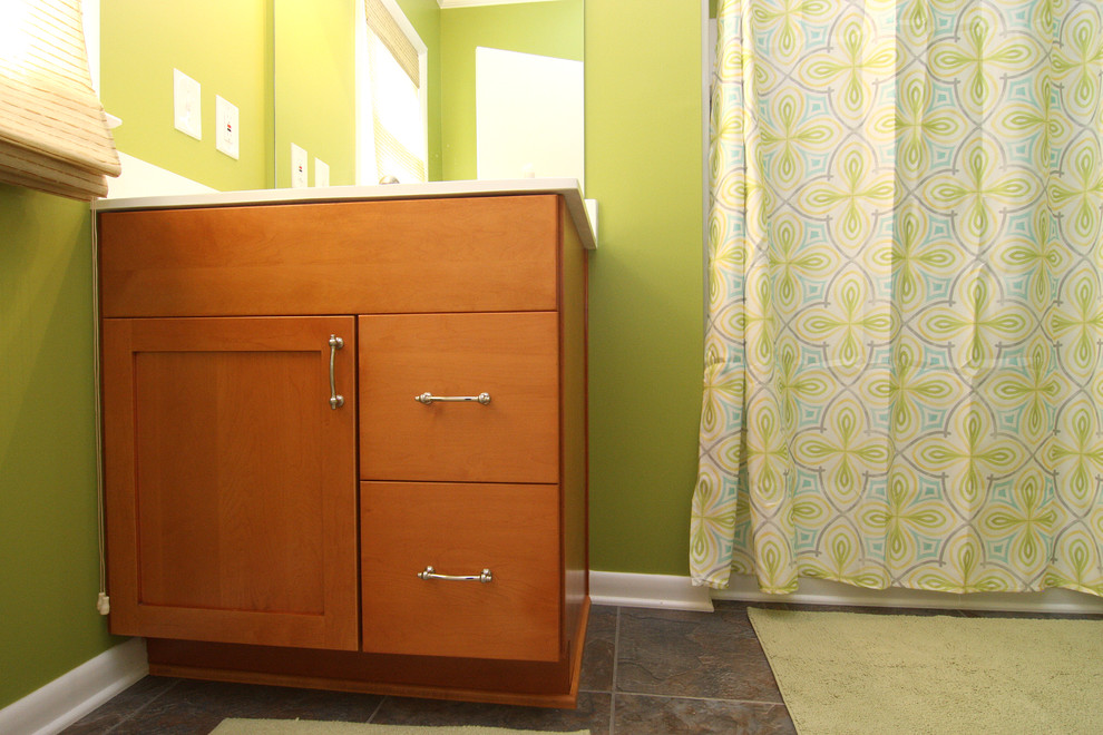 Exempel på ett litet klassiskt badrum med dusch, med ett integrerad handfat, släta luckor, skåp i mellenmörkt trä, marmorbänkskiva, en dusch i en alkov, en toalettstol med separat cisternkåpa och gröna väggar
