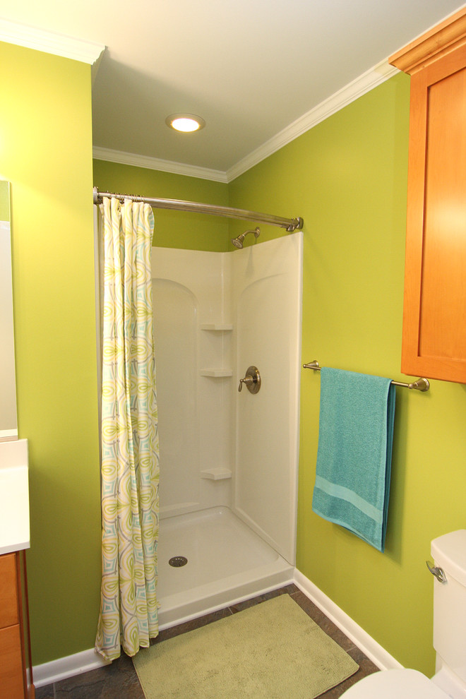 Idées déco pour une petite salle de bain classique en bois brun avec un lavabo intégré, un placard à porte plane, un plan de toilette en marbre, WC séparés et un mur vert.