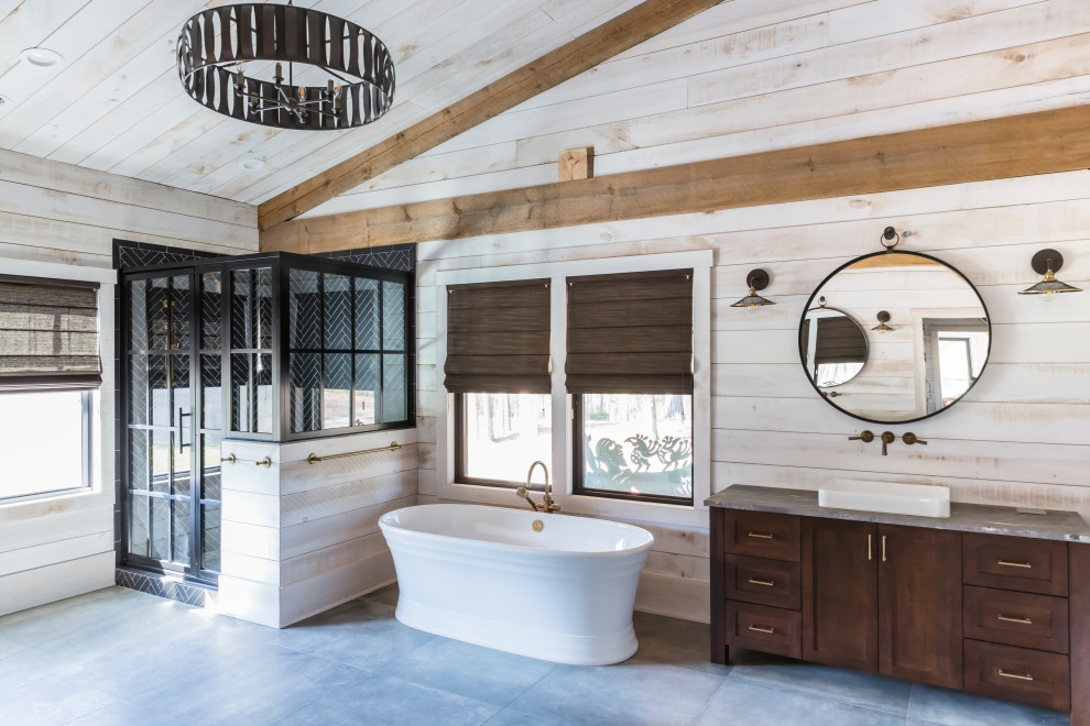 Foto på ett lantligt grå badrum, med skåp i shakerstil, skåp i mörkt trä, ett fristående badkar, en hörndusch, beige väggar, ett nedsänkt handfat, grått golv och dusch med gångjärnsdörr