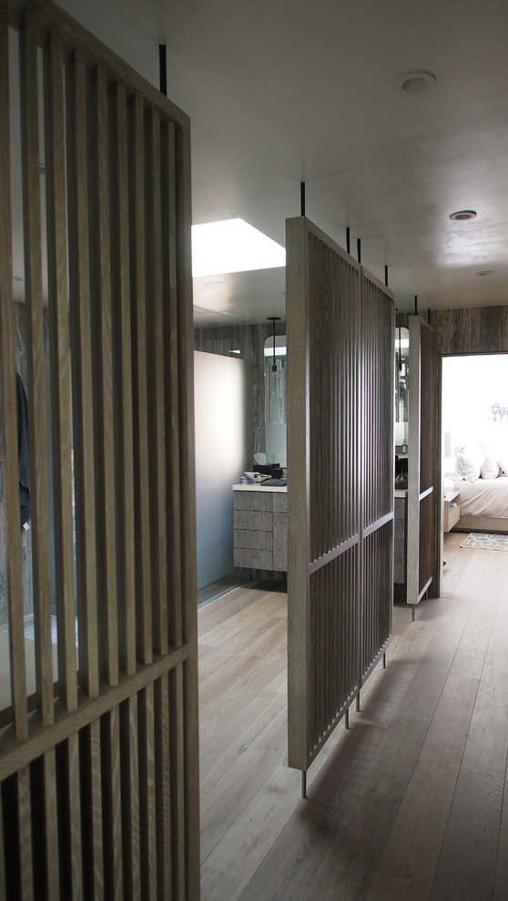Idée de décoration pour une salle de bain principale minimaliste en bois foncé de taille moyenne avec un lavabo encastré, un placard à porte plane, une douche d'angle, un bidet, un carrelage marron, un sol en bois brun, un plan de toilette en quartz modifié, des dalles de pierre et un mur marron.