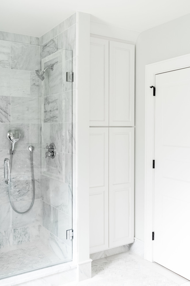 Inspiration för mellanstora klassiska badrum med dusch, med en dusch i en alkov, en toalettstol med hel cisternkåpa, marmorkakel, marmorgolv och dusch med gångjärnsdörr
