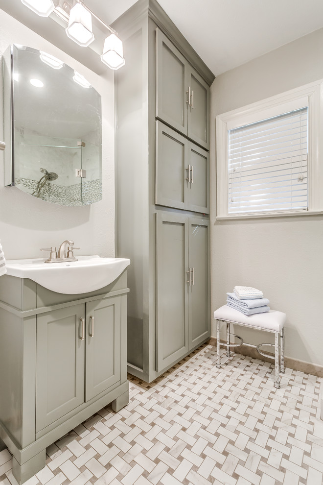 Источник вдохновения для домашнего уюта: маленькая ванная комната в классическом стиле с фасадами в стиле шейкер, серыми фасадами, угловым душем, серой плиткой, разноцветной плиткой, мраморной плиткой, серыми стенами, душевой кабиной, накладной раковиной и душем с распашными дверями для на участке и в саду