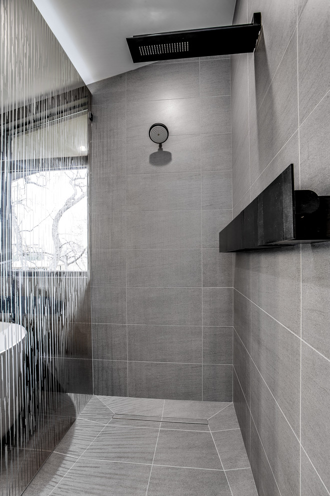 Foto di una stanza da bagno padronale minimal di medie dimensioni con consolle stile comò, vasca giapponese, doccia a filo pavimento, WC monopezzo, piastrelle grigie, pareti grigie, pavimento grigio e porta doccia a battente