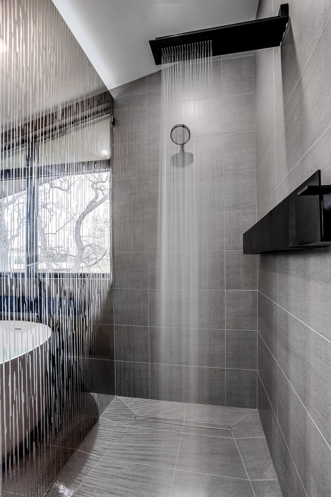 Idee per una stanza da bagno padronale contemporanea di medie dimensioni con consolle stile comò, vasca giapponese, doccia a filo pavimento, WC monopezzo, piastrelle grigie, pareti grigie, pavimento grigio e porta doccia a battente