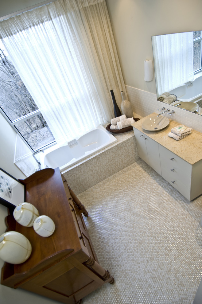 Стильный дизайн: ванная комната среднего размера в стиле модернизм с настольной раковиной, бежевыми фасадами, мраморной столешницей, накладной ванной, душем без бортиков, разноцветной плиткой, плиткой мозаикой, серыми стенами и полом из мозаичной плитки - последний тренд