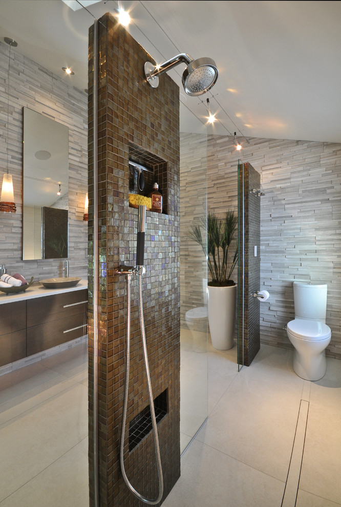 Стильный дизайн: ванная комната в современном стиле с настольной раковиной, темными деревянными фасадами, столешницей из искусственного кварца, душем без бортиков, коричневой плиткой, удлиненной плиткой и плоскими фасадами - последний тренд
