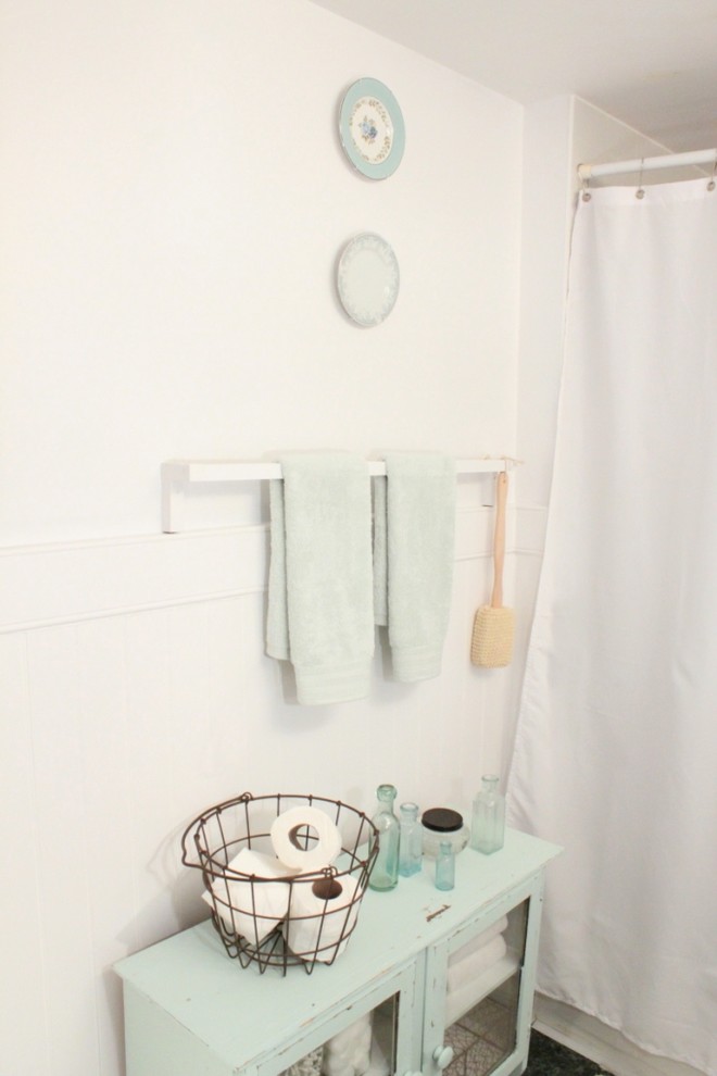 Bild på ett shabby chic-inspirerat badrum, med luckor med glaspanel och blå skåp