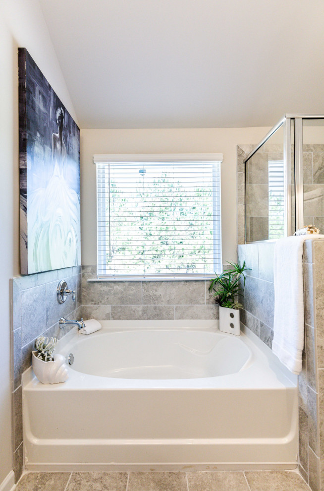 Пример оригинального дизайна: главная ванная комната среднего размера с фасадами с утопленной филенкой, коричневыми фасадами, ванной в нише, душем над ванной, унитазом-моноблоком, серой плиткой, цементной плиткой, бежевыми стенами, полом из керамической плитки, накладной раковиной, мраморной столешницей, коричневым полом, душем с распашными дверями и бежевой столешницей