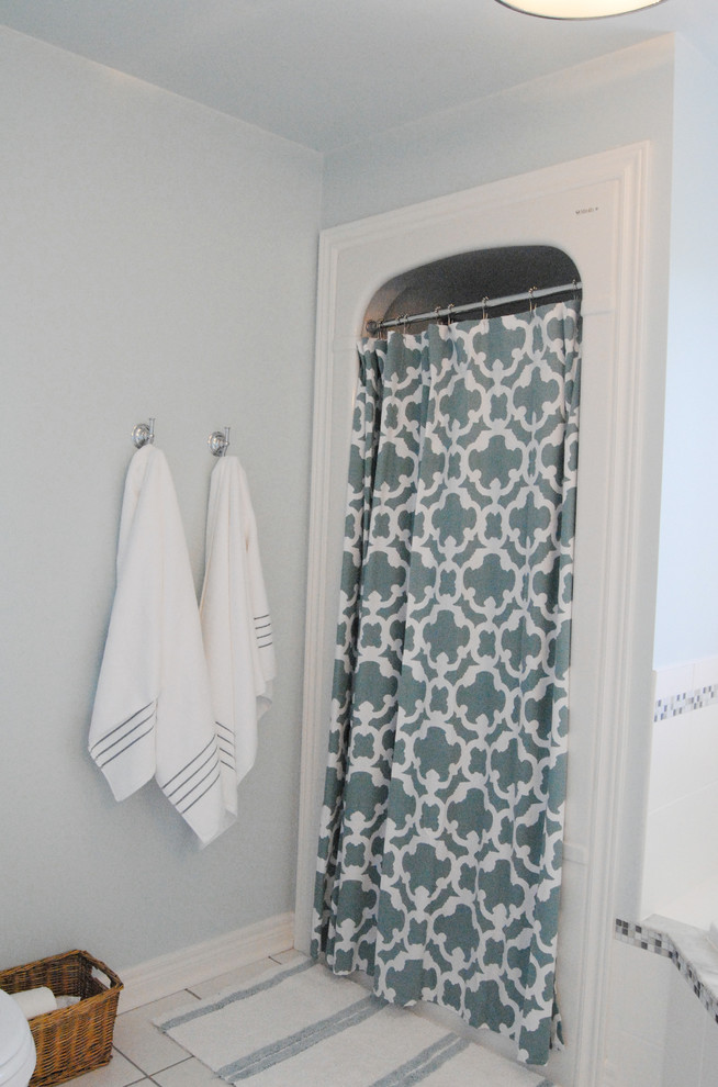 Bild på ett mellanstort vintage badrum med dusch, med ett hörnbadkar, en dusch i en alkov, grå kakel, vit kakel, glaskakel, grå väggar, klinkergolv i keramik, vitt golv och dusch med duschdraperi