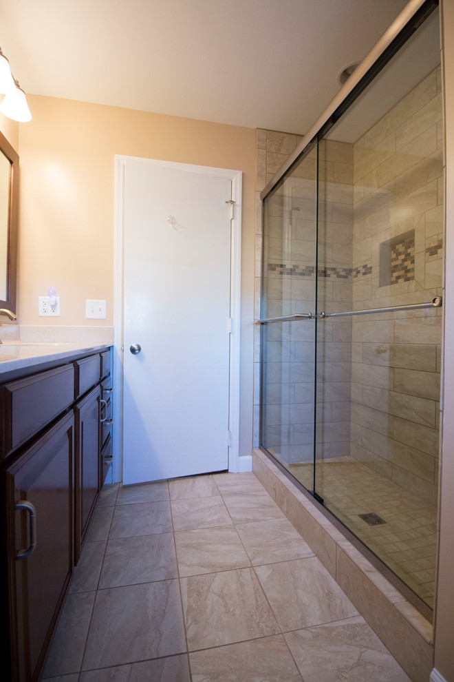 Exempel på ett mellanstort modernt en-suite badrum, med luckor med upphöjd panel, skåp i mellenmörkt trä, en dusch/badkar-kombination, en toalettstol med separat cisternkåpa, beige kakel, keramikplattor, beige väggar och klinkergolv i keramik