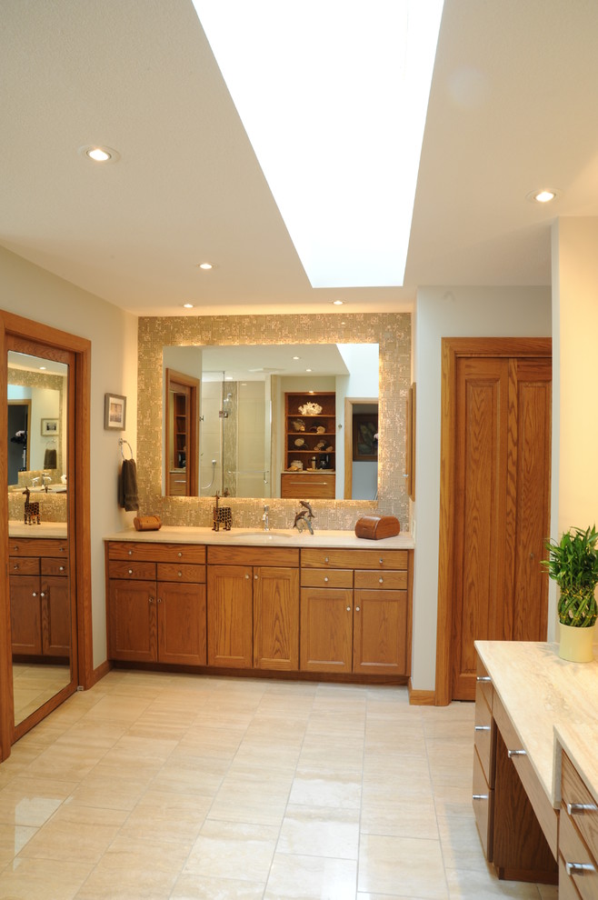 Bild på ett mellanstort vintage en-suite badrum, med luckor med profilerade fronter, skåp i mellenmörkt trä, ett platsbyggt badkar, en hörndusch, stenkakel, vita väggar, klinkergolv i porslin, ett undermonterad handfat och bänkskiva i kvarts