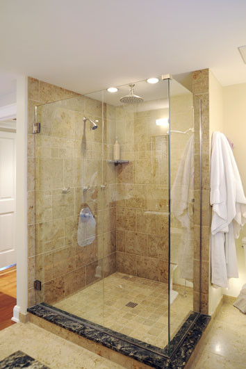 Cette image montre une salle de bain principale design de taille moyenne avec une douche d'angle, un carrelage beige, un carrelage de pierre, un mur beige et un sol en travertin.