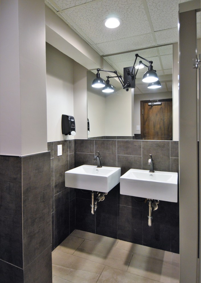 Großes Modernes Badezimmer En Suite mit Wandtoilette mit Spülkasten, grauen Fliesen, Zementfliesen, weißer Wandfarbe, Keramikboden, Wandwaschbecken, Mineralwerkstoff-Waschtisch und beigem Boden in Milwaukee