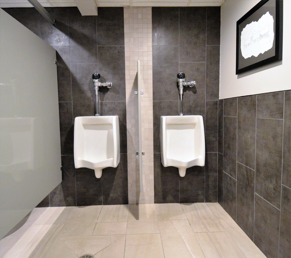 Inspiration för stora moderna en-suite badrum, med en toalettstol med separat cisternkåpa, grå kakel, cementkakel, vita väggar, klinkergolv i keramik, ett väggmonterat handfat, bänkskiva i akrylsten och beiget golv