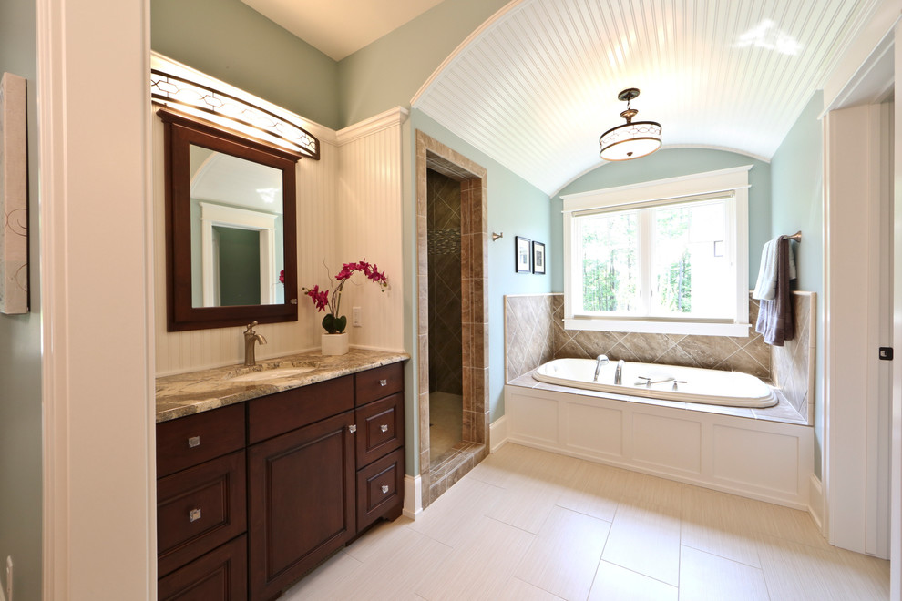 Idéer för att renovera ett stort vintage en-suite badrum, med luckor med infälld panel, skåp i mörkt trä, ett badkar i en alkov, en öppen dusch, klinkergolv i porslin, ett undermonterad handfat och marmorbänkskiva
