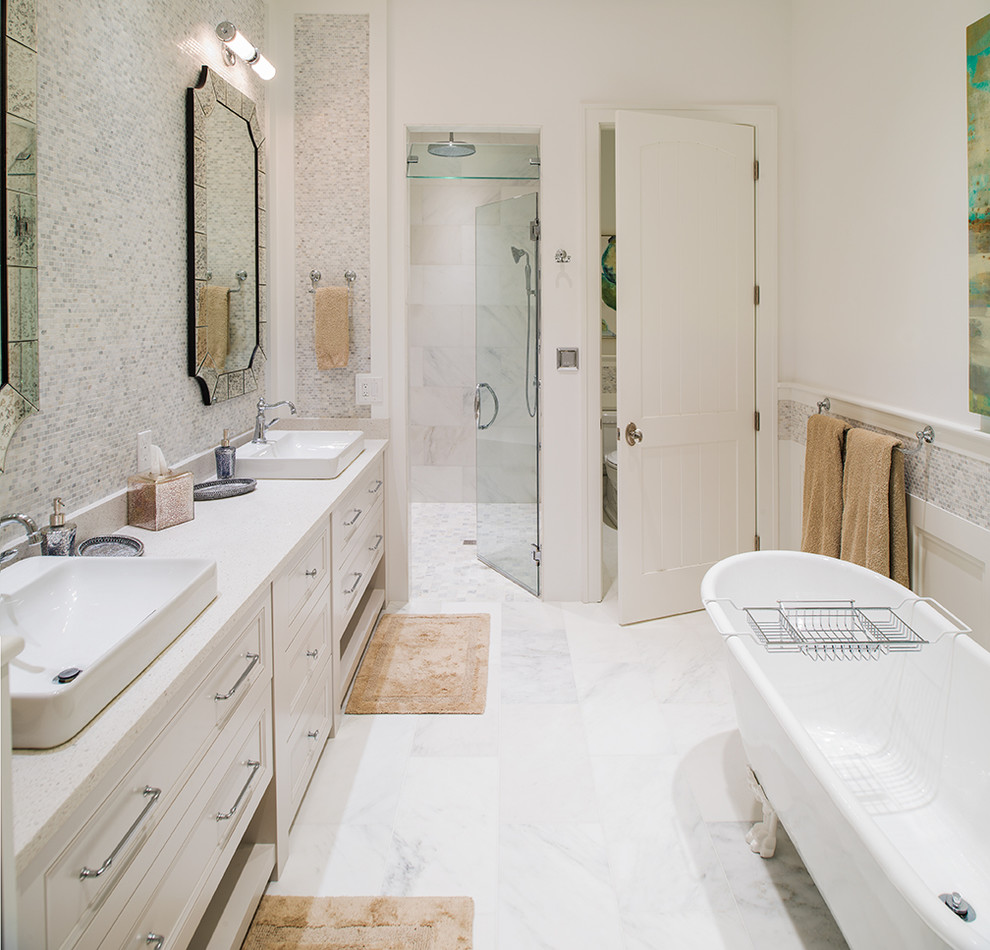 Klassisches Badezimmer En Suite mit Löwenfuß-Badewanne, weißen Schränken, Duschnische, weißer Wandfarbe, Aufsatzwaschbecken und Falttür-Duschabtrennung in New York