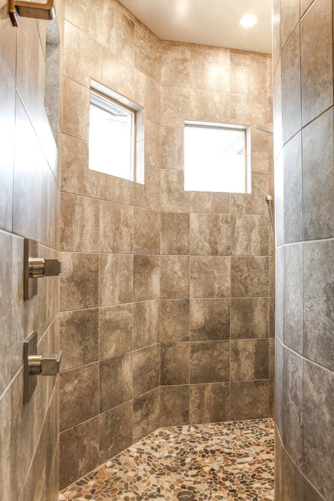 Esempio di una stanza da bagno padronale country con doccia aperta e doccia aperta