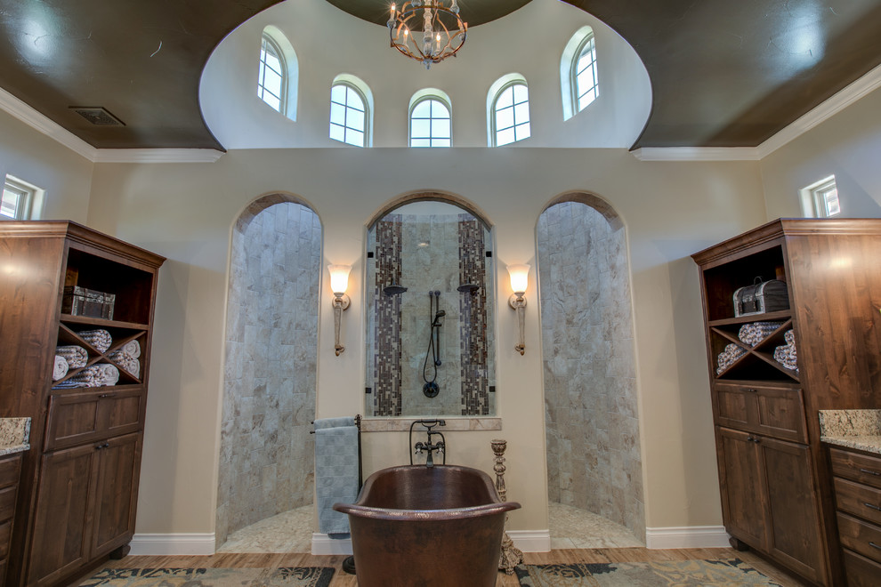 Exempel på ett mellanstort medelhavsstil en-suite badrum, med luckor med infälld panel, lila skåp, ett fristående badkar, våtrum, beige kakel, porslinskakel, beige väggar, ljust trägolv, ett undermonterad handfat, granitbänkskiva, beiget golv och med dusch som är öppen