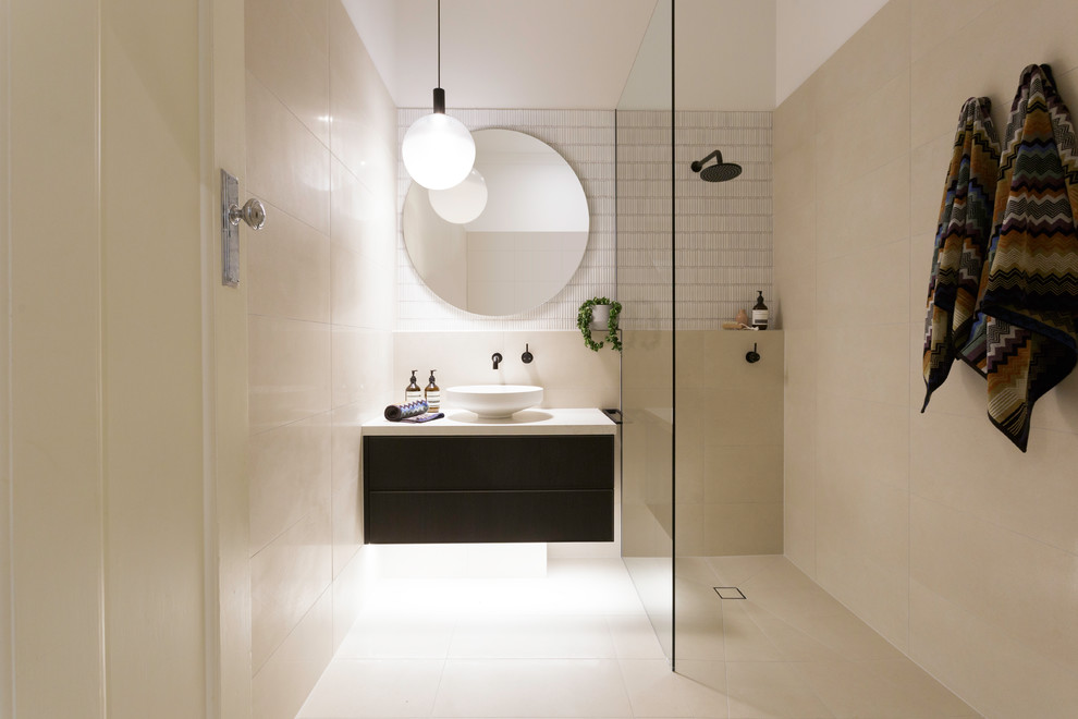 Foto di una stanza da bagno con doccia moderna di medie dimensioni con ante a filo, ante nere, doccia aperta, piastrelle di cemento, lavabo a bacinella, top in acciaio inossidabile e top bianco