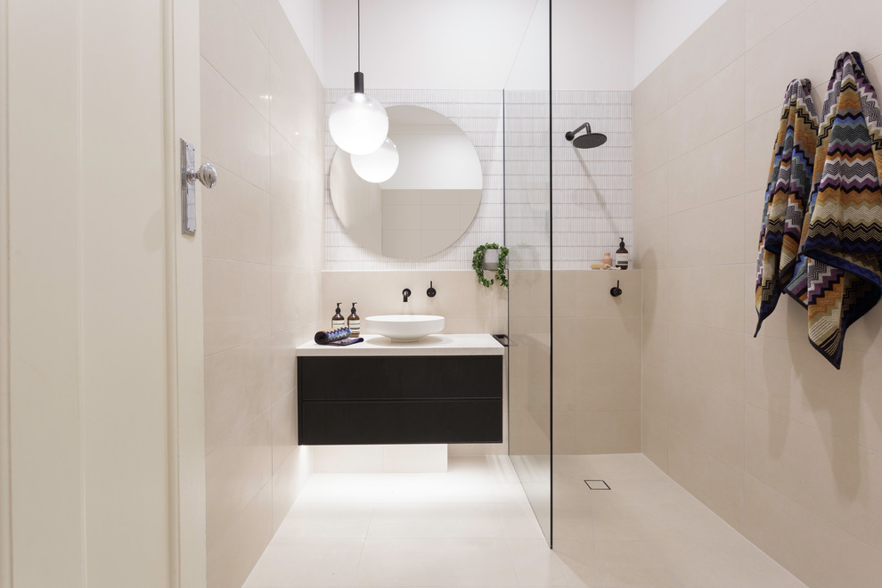 Ispirazione per una stanza da bagno con doccia moderna di medie dimensioni con ante a filo, ante nere, doccia aperta, piastrelle di cemento, lavabo a bacinella, top in acciaio inossidabile e top bianco