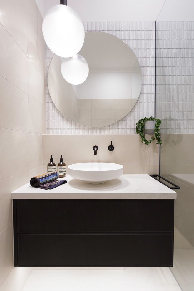 Пример оригинального дизайна: ванная комната среднего размера в стиле модернизм с фасадами с декоративным кантом, черными фасадами, открытым душем, цементной плиткой, душевой кабиной, настольной раковиной, столешницей из нержавеющей стали и белой столешницей